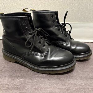 DR. MARTENS 101 SMOOTH LEATHER, 6 EYELET ANKLE BOOTS- SIZE  US 9 L